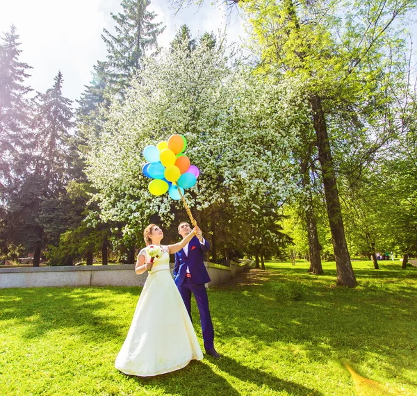 Noiva e noivo com balões — Fotografia de Stock