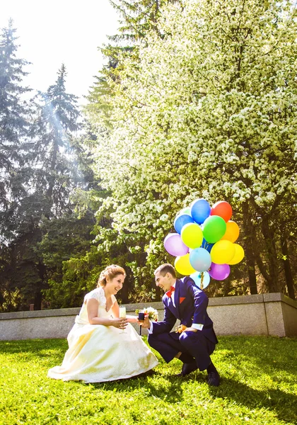 Наречений і наречений з повітряними кулями — стокове фото