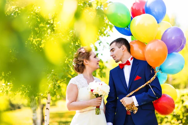 Sposo e sposa con palloncini — Foto Stock