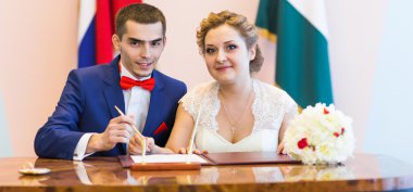 bir açık hava düğün töreninde evlenen çift