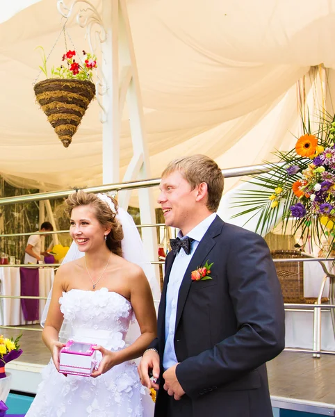 Par gifta på ett utomhus bröllopsceremoni — Stockfoto