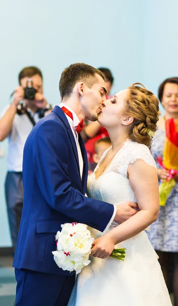 Primeiro beijo de casal recém-casado — Fotografia de Stock