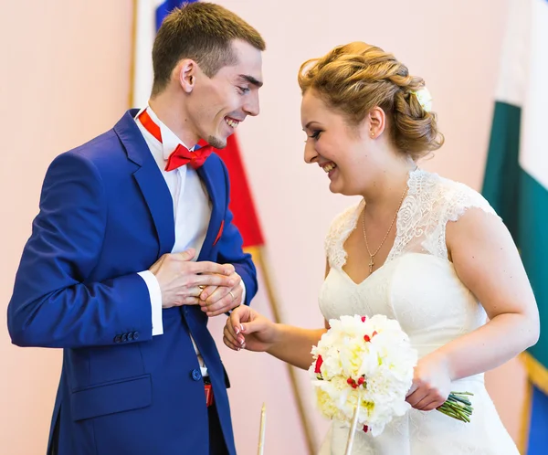 Braut und Bräutigam bei Trauung — Stockfoto
