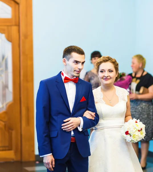 Пара выходит замуж на открытой церемонии бракосочетания — стоковое фото