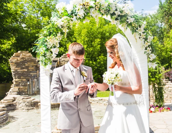 Couple se marier lors d'une cérémonie de mariage en plein air — Photo