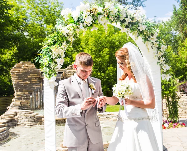 Bruid en bruidegom bij huwelijksceremonie — Stockfoto