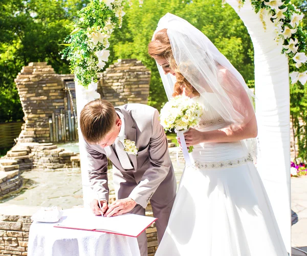 Pareja casarse en una ceremonia de boda al aire libre — Foto de Stock