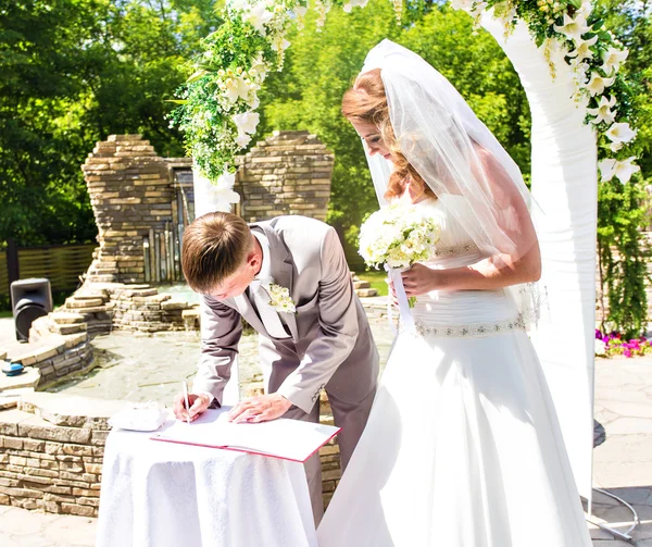 Mariée et marié lors de la cérémonie de mariage — Photo