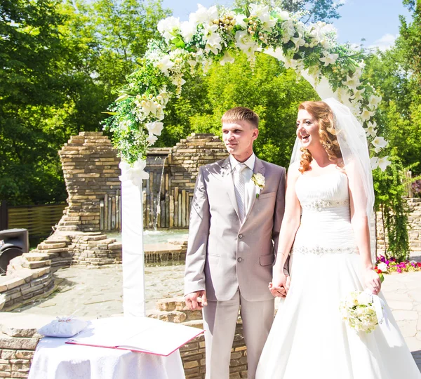 Couple se marier lors d'une cérémonie de mariage en plein air — Photo