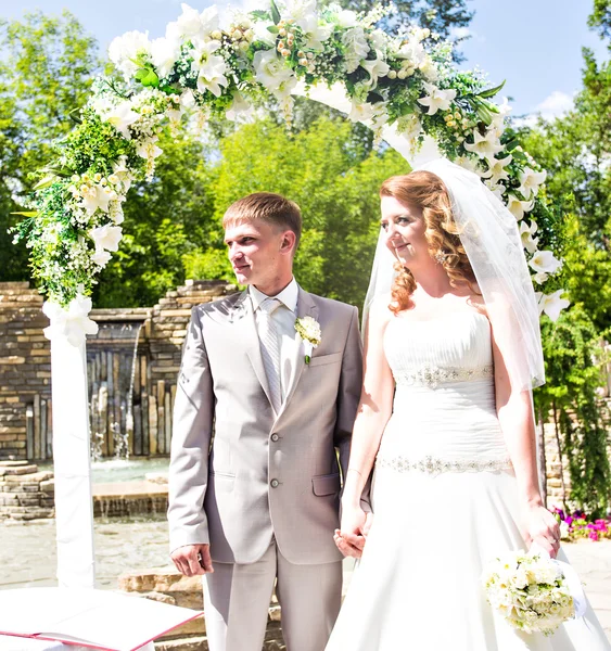 Наречений і наречений на церемонії одруження — стокове фото