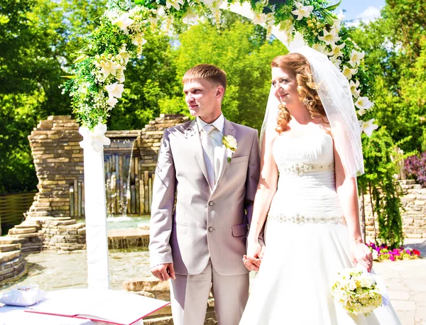 Couple se marier lors d'une cérémonie de mariage en plein air — Photo