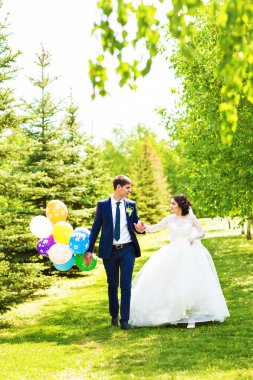 Güzel gelin ve damat renkli balonlar ile