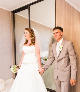 Zarif gelin ve damat bir düğün gününde açık havada