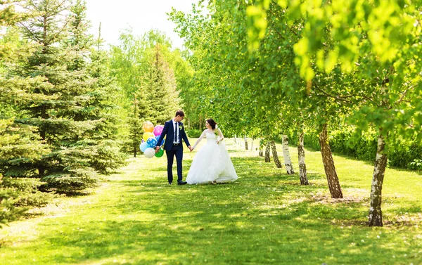 Hermosa novia y novio con globos de colores —  Fotos de Stock