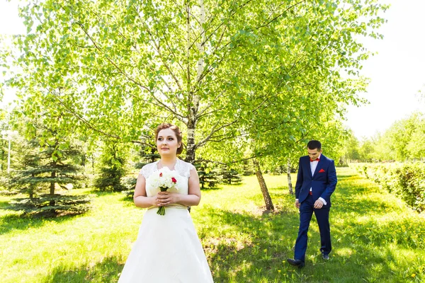 Elegante Braut und Bräutigam an einem Hochzeitstag — Stockfoto