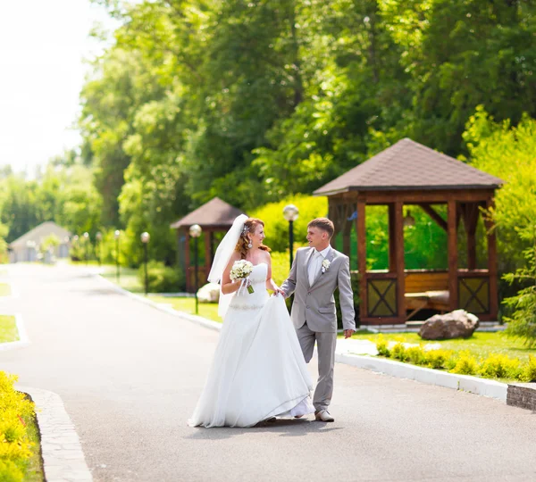 Eleganta brudparet utomhus på en bröllopsdag — Stockfoto
