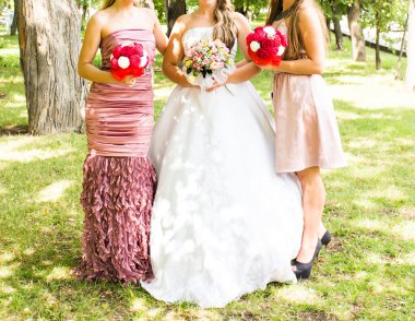 Gelin ve nedimeleri satırda.