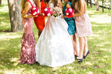 Gelin ve nedimeleri satırda.