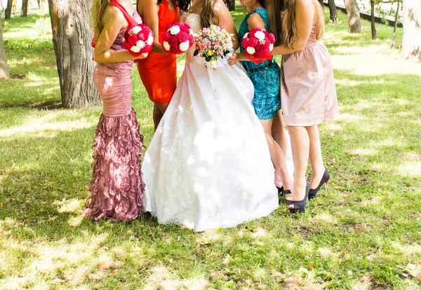 Riga di damigelle con mazzi di fiori alla cerimonia di matrimonio — Foto Stock