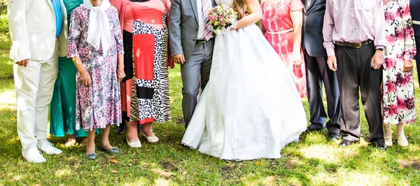 A noiva e o noivo, e os convidados — Fotografia de Stock