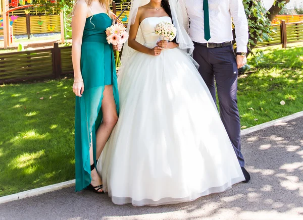 Bruden och brudgummen, och gäster — Stockfoto