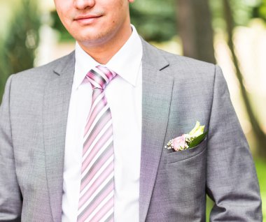 Gülümseyen ve gelin için bekleyen düğün smokin, yakışıklı damat. Mutlu gülümseyen damat yeni evli. Zengin düğün gününde damat. Zarif damat smokin kostüm. Smokin yakışıklı beyaz adam