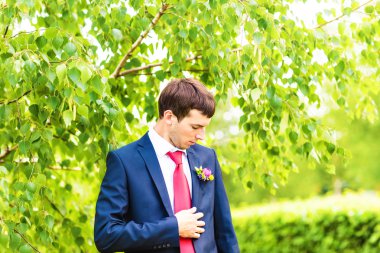 Damat Düğün elbiseli. Damat gelini bekleyen