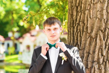 Eller dokunuşlar papyon bir takım elbise üzerinde mans