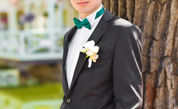 Kostym av brudgummen med fluga och boutonniere — Stockfoto