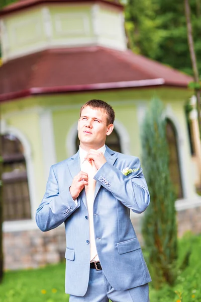 Mans handen raakt stropdas op een kostuum — Stockfoto