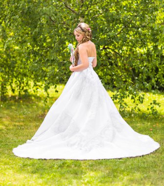 Açık havada bir parkta güzel gelin.