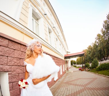 Beyaz bir elbise içinde bir gelin portresi