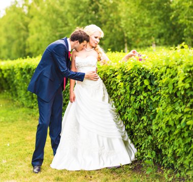 Güzel bir çift düğünün tadını çıkarıyor.