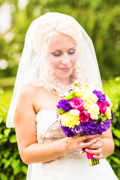 Buquê de noiva de flores em mãos da noiva — Fotografia de Stock