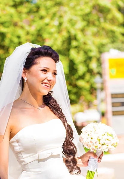 Bella sposa all'aperto in un parco . — Foto Stock