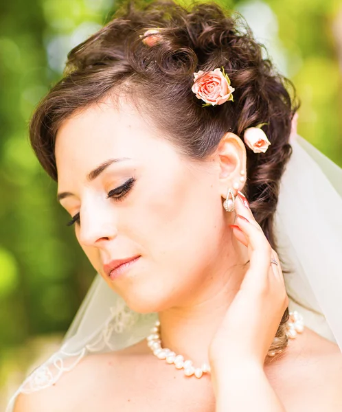 Portret van mooie jonge vrouw. Make-up en kapsel. Bruiloft bruid make-up. — Stockfoto