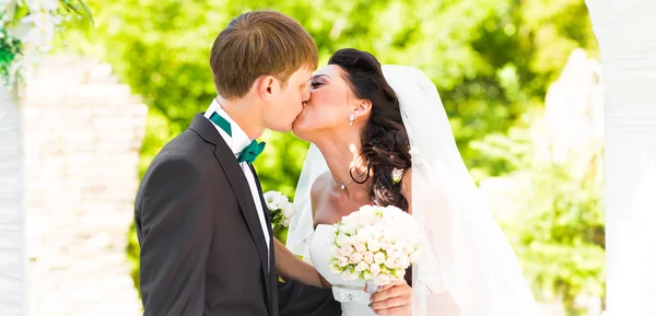 Пара выходит замуж на открытой церемонии бракосочетания — стоковое фото