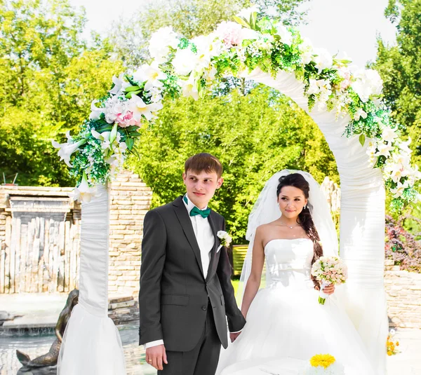 Casal se casar em uma cerimônia de casamento ao ar livre — Fotografia de Stock