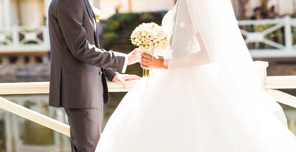 Bonito ramo de bodas en mano de novias — Foto de Stock