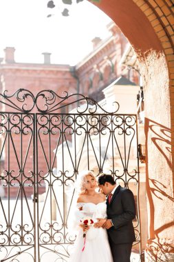 Düğün, güzel romantik gelin ve damat öpüşme ve kucaklayan.