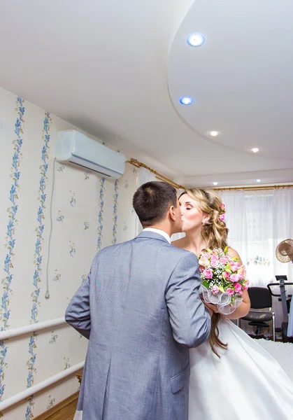 Wedding pair hugging and kissing — Stock Photo, Image