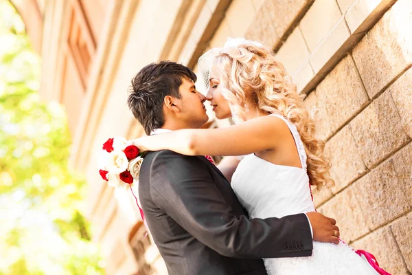 Bräutigam küsst Braut am Hochzeitstag — Stockfoto