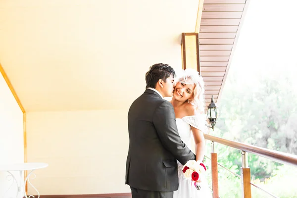 Casamento par abraçando e beijando — Fotografia de Stock