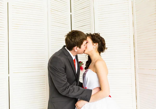 Hochzeit, schöne romantische Braut und Bräutigam küssen und umarmen. — Stockfoto