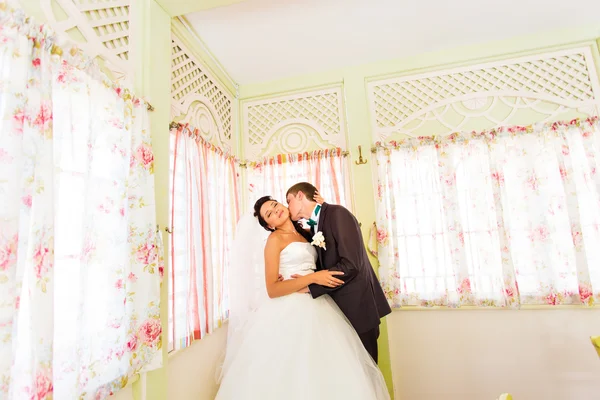 Hochzeit, schöne romantische Braut und Bräutigam küssen und umarmen. — Stockfoto