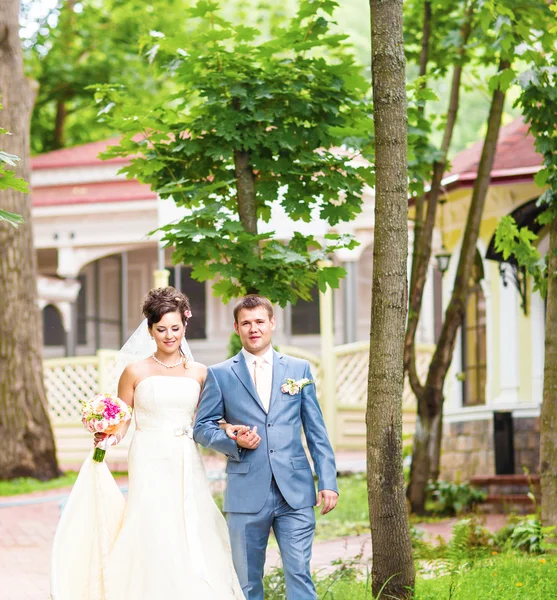 Beautiful wedding couple is enjoying wedding — Stock Photo, Image