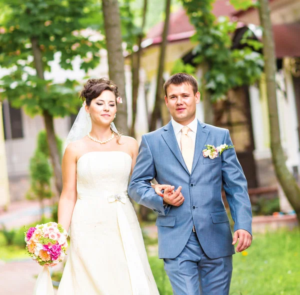 Schönes Hochzeitspaar genießt Hochzeit — Stockfoto