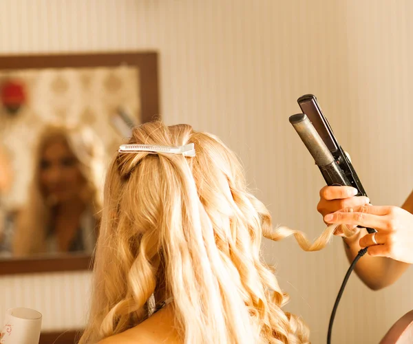 Stylista włosów sprawia, że panny młodej przed ślubem — Zdjęcie stockowe