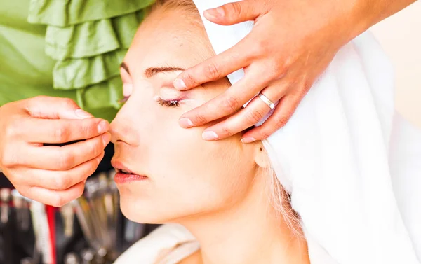 Maquiador preparando noiva antes do casamento em uma manhã — Fotografia de Stock