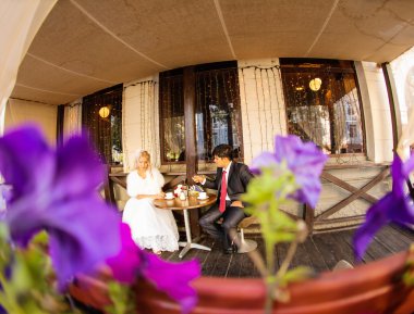 Güzel bir çift düğünün tadını çıkarıyor.